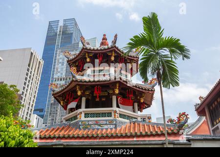 Yu Huang Gong - Tempio dell'Imperatore della Giada Celeste. Torre Pagoda. Con la bandiera di Singapore appesa all'interno. Foto Stock