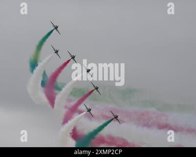 La squadra di esibizione dei Saudi Hawks si esibisce con fumo colorato al Royal International Air Tattoo del 2024 a RAF Fairford, Foto Stock