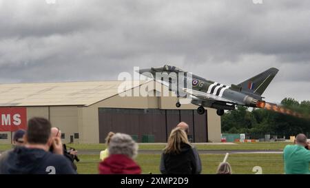 L'Eurofighter Typhoon del RAF Typhoon display Team decolla durante il Royal International Air Tattoo nel luglio 2024 a RAF Fairford. Foto Stock