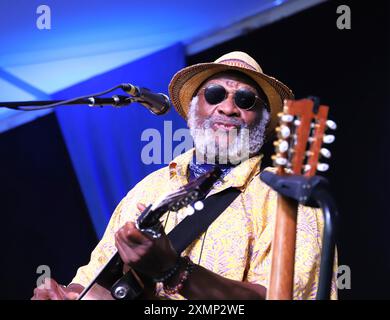 Newport, Rhode Island, 28 luglio 2024. Taj Mahal si esibisce al Newport Folk Festival, sul palco del porto di Fort Adams Park. @ Veronica Bruno / Alamy Foto Stock