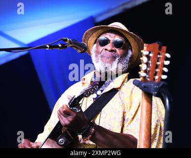 Newport, Rhode Island, 28 luglio 2024. Taj Mahal si esibisce al Newport Folk Festival, sul palco del porto di Fort Adams Park. @ Veronica Bruno / Alamy Foto Stock