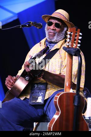 Newport, Rhode Island, 28 luglio 2024. Taj Mahal si esibisce al Newport Folk Festival, sul palco del porto di Fort Adams Park. @ Veronica Bruno / Alamy Foto Stock