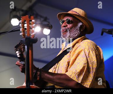 Newport, Rhode Island, 28 luglio 2024. Taj Mahal si esibisce al Newport Folk Festival, sul palco del porto di Fort Adams Park. @ Veronica Bruno / Alamy Foto Stock