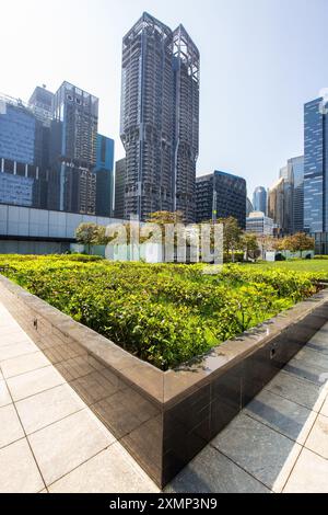 Il Singapore Chinese Cultural Centre sul tetto è piantato con piante verdi per abbellire il luogo e edifici moderni sullo sfondo, Singapore. Foto Stock