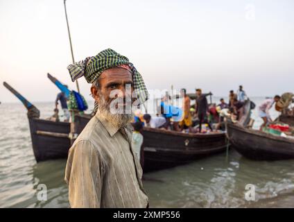 Ritratto di un pescatore del bangladesh vicino a pescherecci da traino, divisione Chittagong, bazar di Cox Sadar, Bangladesh Foto Stock