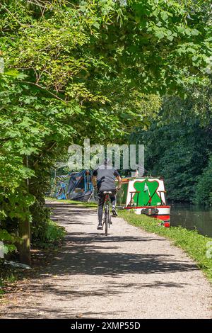 Kidderminster, Regno Unito. 29 luglio 2024. Meteo nel Regno Unito: Un ciclista su un sentiero lungo un canale gode di condizioni secche e assestate, con un bel sole caldo oggi. Crediti: Lee Hudson/Alamy Live News Foto Stock