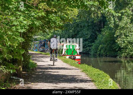 Kidderminster, Regno Unito. 29 luglio 2024. Meteo nel Regno Unito: Un ciclista su un sentiero lungo un canale gode di condizioni secche e assestate, con un bel sole caldo oggi. Crediti: Lee Hudson/Alamy Live News Foto Stock