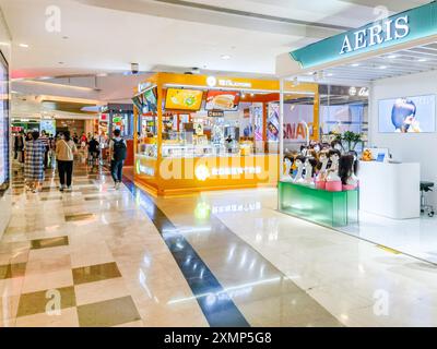 Shenzhen, Cina - 29 luglio 2024: Un centro commerciale a Shenzhen, in Cina, con un negozio di alimentari e un negozio di parrucchiere. Foto Stock