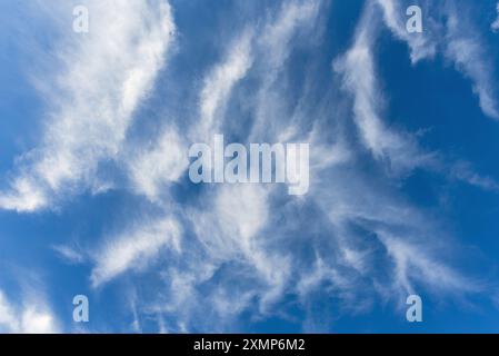 Forme astratte formate da nuvole di Cirro contro un cielo blu Foto Stock
