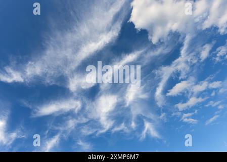 Forme astratte formate da nuvole di Cirro contro un cielo blu Foto Stock
