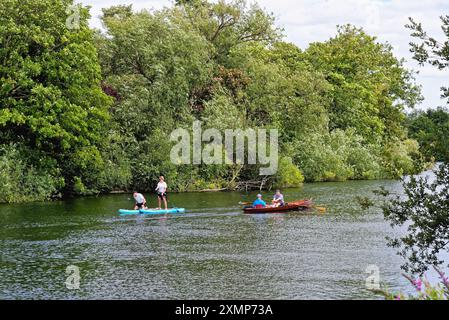 Due pagaie e una barca a remi sul Tamigi a Runnymede in una giornata di sole estati Surrey Inghilterra Regno Unito Foto Stock