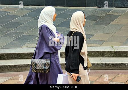 Glasgow, Scozia, Regno Unito. 29 luglio 2024: Regno Unito Meteo: Non stagionale ma asciutto ha visto turisti e locali andare al miglio stile di buchanan Street, la capitale dello shopping della scozia nel centro della città. Credit Gerard Ferry/Alamy Live News Foto Stock