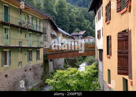 Il villaggio di Beaufort, Beaufortain, Savoia, Francia, con edifici colorati sul fiume Doron sur Beaufort Foto Stock