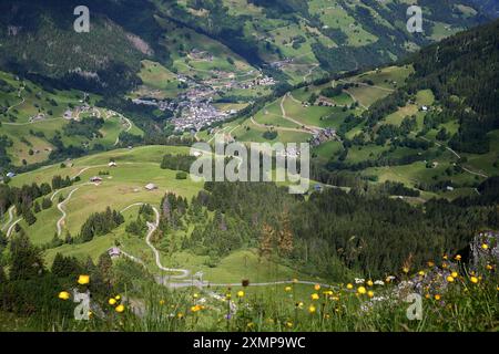 La valle e il villaggio di Areches, Beaufort, Beaufortain, Savoia, Francia, circondato da pascoli montani e visto da un sentiero escursionistico Foto Stock