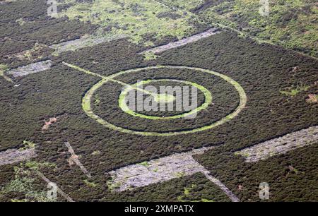 Vista aerea dei cerchi di erba nella brughiera vicino a Ilkley, West Yorkshire. Nel secondo cerchio della. Foto Stock