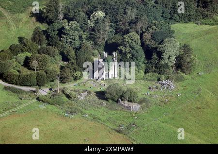 Vista aerea di un castello in rovina o di una casa in pietra abbandonata a Warley Moor, vicino al lago artificiale Catle Carr e alla fontana Castle Carr, Halifax, West Yorkshire Foto Stock