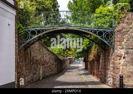 Ponte di ferro Burnet Patch lungo Cathedral Close, Exeter, Devon Foto Stock