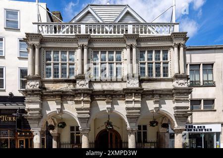 Exeter Historic Guildhall sulla High Street di Exeter, Devon, Inghilterra Foto Stock