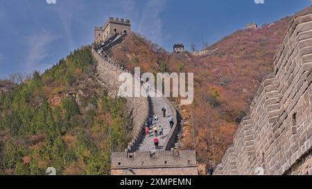 Pechino, Vhina -- 5 aprile 2016. I turisti si dirigono verso una fortezza in cima alla grande Muraglia Cinese. Foto Stock