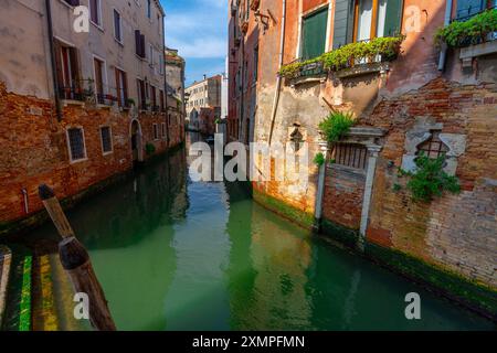 Venezia, Italia - 4 giugno 2024: Splendido canale circondato da edifici colorati. Foto Stock