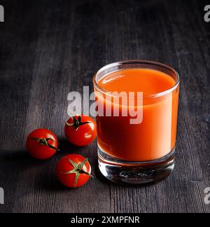 Bicchiere di succo di pomodoro su un tavolo Foto Stock