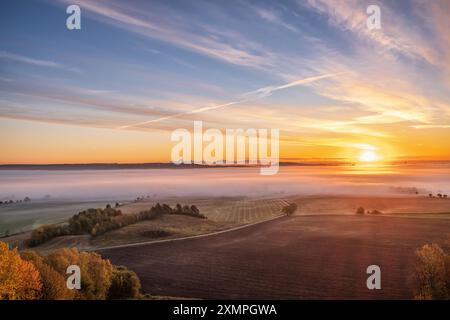 Vista dell'alba su un bellissimo paesaggio rurale Foto Stock