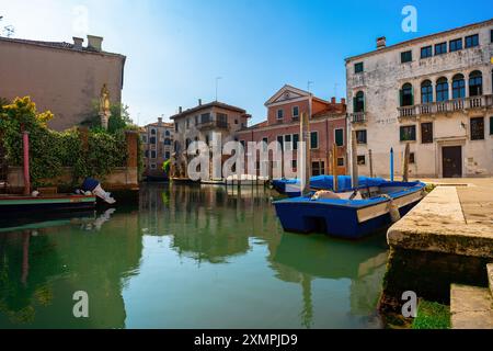 Venezia, Italia - 5 giugno 2024: Tranquillo Canale di Venezia con barche attraccate. Foto Stock