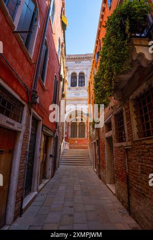 Venezia, Italia - 5 giugno 2024: Strada pedonale stretta e vuota. Foto Stock