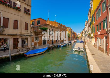 Venezia, Italia - 5 giugno 2024: Edificio colorato intorno al canale. Foto Stock