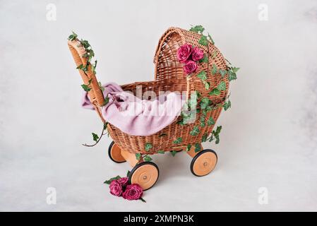 Neonato sfondo digitale Primavera fiori Basket Prop per Newborn. Per ragazzi e ragazze. Legno indietro. Shoot set up con letto di sostegno e sfondo di legno Foto Stock