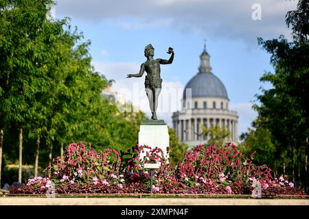 Parigi (Francia): Statua “l’Acteur grec” (attore greco) nel parco pubblico “Jardins du Luxembourg”, con la cupola del Pantheon sullo sfondo Foto Stock