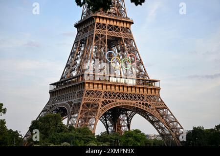 Parigi (Francia): La Torre Eiffel con gli anelli olimpici per i Giochi Olimpici di Parigi 2024 Foto Stock