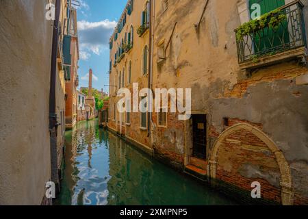 Venezia, Italia - 5 giugno 2024: Tranquillo canale di Venezia. Foto Stock