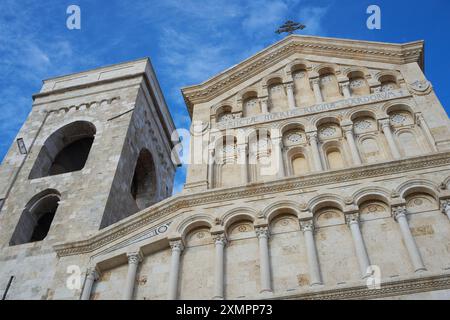 Vista panoramica della Cattedrale di Santa Maria, situata nella zona storica del Castello di Cagliari, in Sardegna, con la sua splendida architettura e la sua Foto Stock