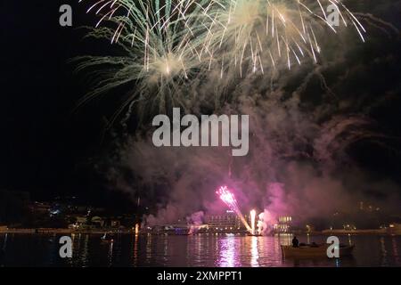 Fuochi d'artificio su Rab Town, Croazia Foto Stock