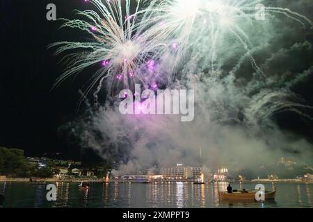 Fuochi d'artificio su Rab Town, Croazia Foto Stock