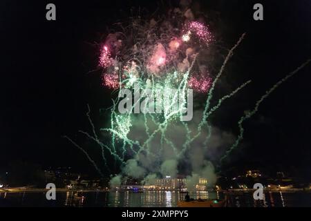 Fuochi d'artificio su Rab Town, Croazia Foto Stock