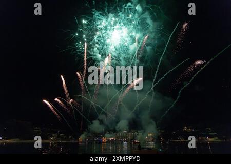 Fuochi d'artificio su Rab Town, Croazia Foto Stock