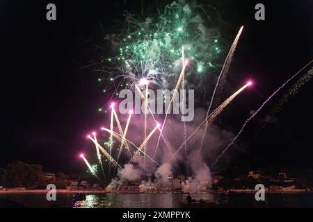 Fuochi d'artificio su Rab Town, Croazia Foto Stock