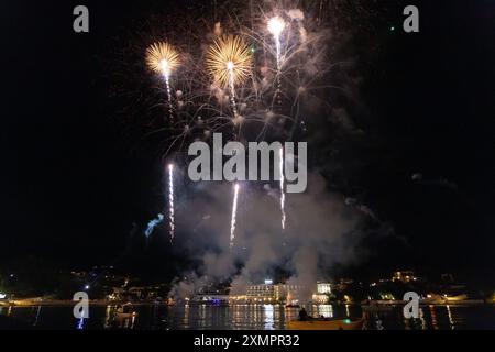 Fuochi d'artificio su Rab Town, Croazia Foto Stock