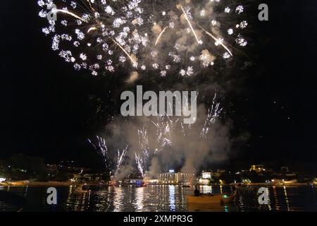 Fuochi d'artificio su Rab Town, Croazia Foto Stock