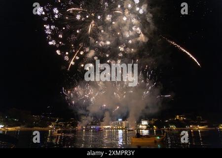 Fuochi d'artificio su Rab Town, Croazia Foto Stock