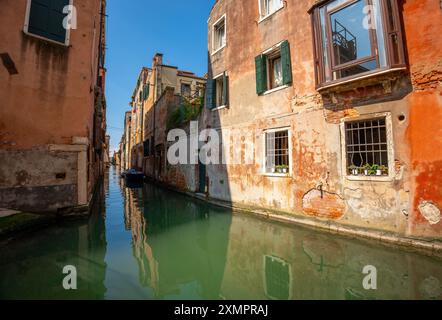 Venezia, Italia - 5 giugno 2024: Via navigabile e architettura veneziana. Foto Stock