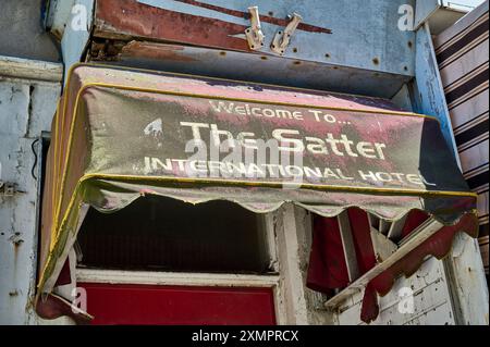 Porta d'ingresso e baldacchino di un hotel fatiscente e vuoto a Blackpool Foto Stock