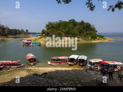 Barche locali sul lago Kaptai, Chittagong Division, Rangamati Sadar, Bangladesh Foto Stock