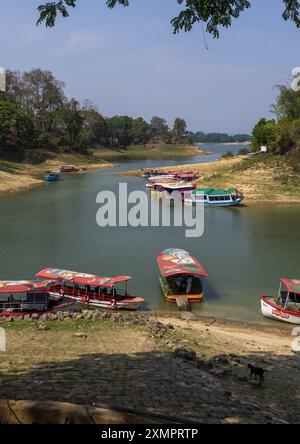 Barche locali sul lago Kaptai, Chittagong Division, Rangamati Sadar, Bangladesh Foto Stock