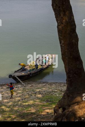 Barca locale sul lago Kaptai, Chittagong Division, Rangamati Sadar, Bangladesh Foto Stock