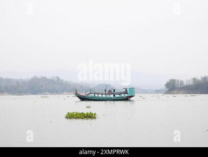 Barca locale su un lago Kaptai, Chittagong Division, Rangamati Sadar, Bangladesh Foto Stock