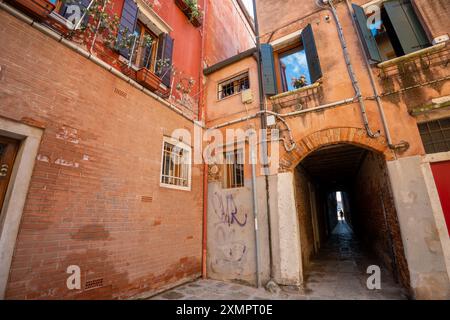 Venezia, Italia - 5 giugno 2024: Cortile stretto a Venezia. Foto Stock