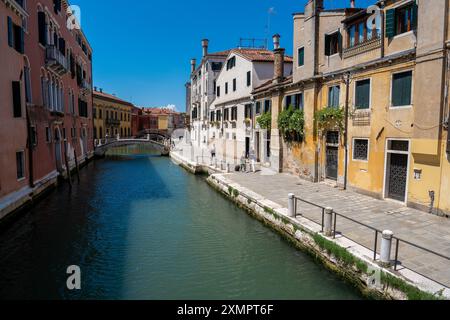 Venezia, Italia - 5 giugno 2024: Edificio colorato intorno al canale. Foto Stock